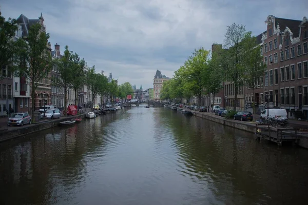 Una Hermosa Toma Canal Amsterdam Bajo Cielo Nublado — Foto de Stock