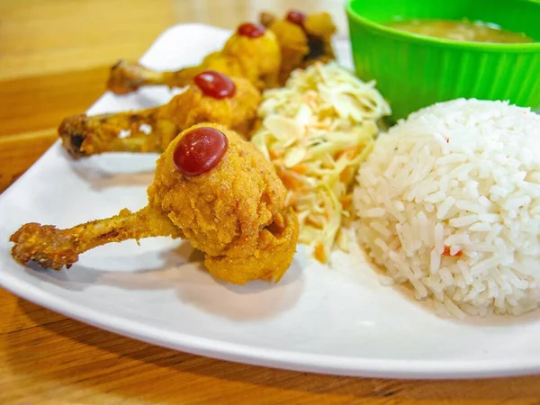 Das Knusprige Gebratene Huhn Mit Reis Und Einer Schüssel Suppe — Stockfoto