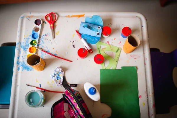 Plan Horizontal Rapproché Une Table Peinture Pour Enfants Avec Palette — Photo