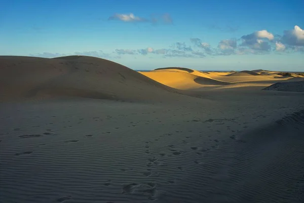 Colpo Orizzontale Dune Sabbia Deserto Con Alcune Impronte — Foto Stock