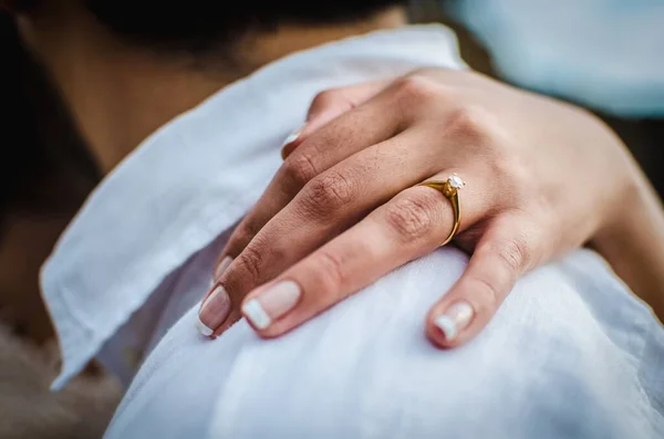 Horisontell Bild Kvinnlig Hand Med Vacker Förlovningsring Som Kramar Mans — Stockfoto