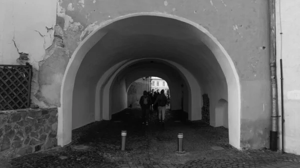 Una Toma Escala Grises Arco Con Personas Que Pasan Por — Foto de Stock