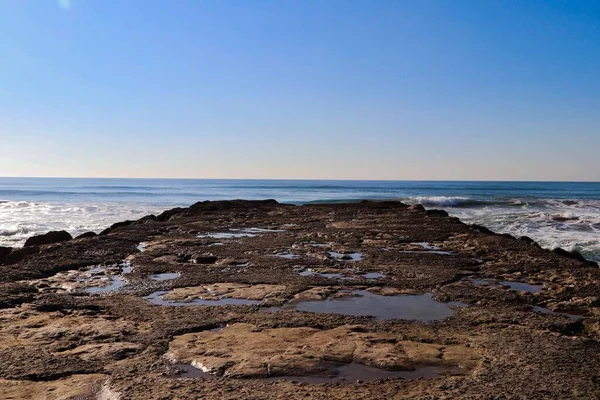 Uma Bela Paisagem Uma Praia Com Água Azul Pura Sob — Fotografia de Stock