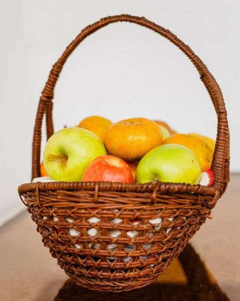 Plan Rapproché Panier Fruits Juteux Contenant Des Pommes Des Mandarines — Photo