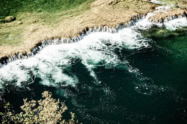 クロアチアのスプリト近くの放射状の滝の美しいクローズアップ — ストック写真
