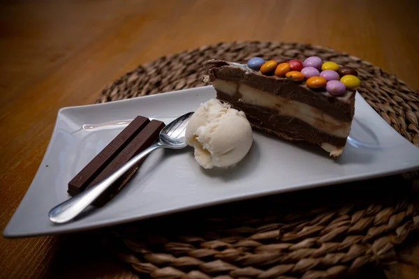 Pedaço Bolo Chocolate Com Doces Sorvete Prato — Fotografia de Stock