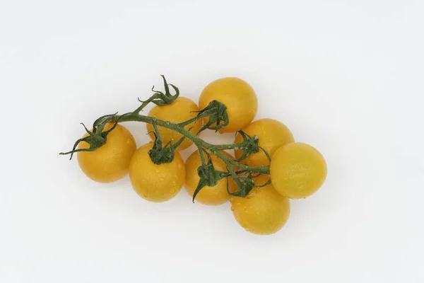 Tiro Close Tomates Cereja Amarelos Frescos Uma Superfície Branca — Fotografia de Stock