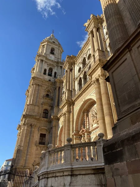 Plano Vertical Ángulo Bajo Catedral Málaga España Capturado Durante Día —  Fotos de Stock