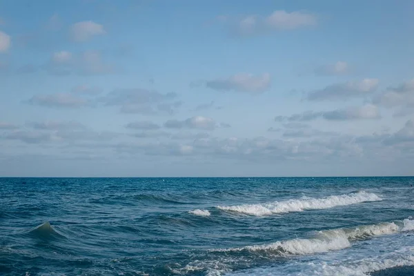 Ondas Oceano Sob Céu Azul Cheio Nuvens — Fotografia de Stock