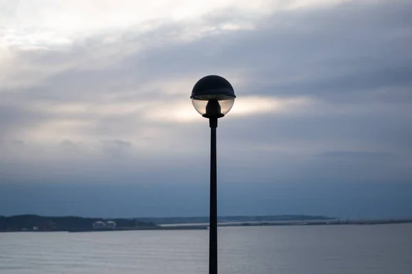 Una Toma Increíble Poste Una Sola Lámpara Sobre Fondo Nublado —  Fotos de Stock