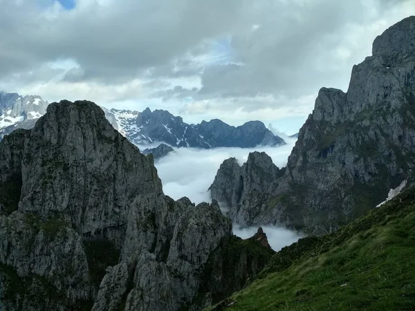 Een Horizontaal Schot Van Stenige Bergen Bedekt Met Mist — Stockfoto