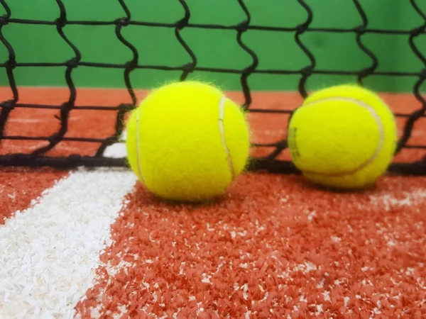 Nahaufnahme Von Zwei Tennisbällen Auf Einem Tennisplatz — Stockfoto