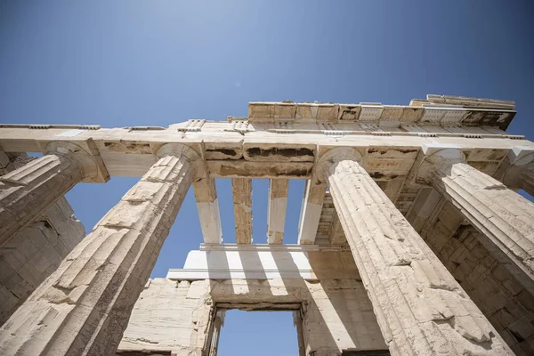 Colpo Basso Angolo Del Tempiale Sulla Collina Acropolis Atene — Foto Stock