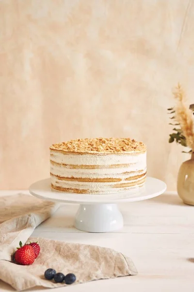 Vertical Shot Cake Cream Crumb Topping Tray Table Berries — Stock Photo, Image