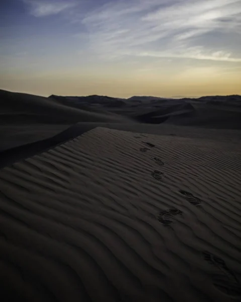 日落时分秘鲁拉古纳 德瓦查奇纳保留区沙丘的垂直拍摄 — 图库照片