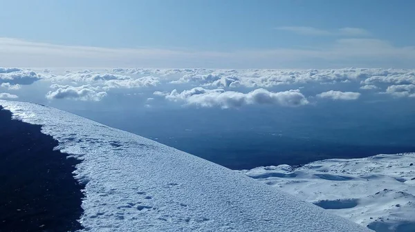 Облака Небе Над Пейзажами Покрытыми Снегом — стоковое фото