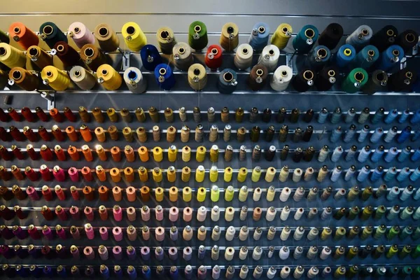 Uma Parede Uma Loja Costura Com Carretéis Coloridos Linha — Fotografia de Stock