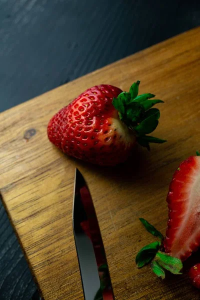 Vertical Closeup Shot Fresh Ripe Strawberries Sharp Knife Wooden Board — Stock Photo, Image