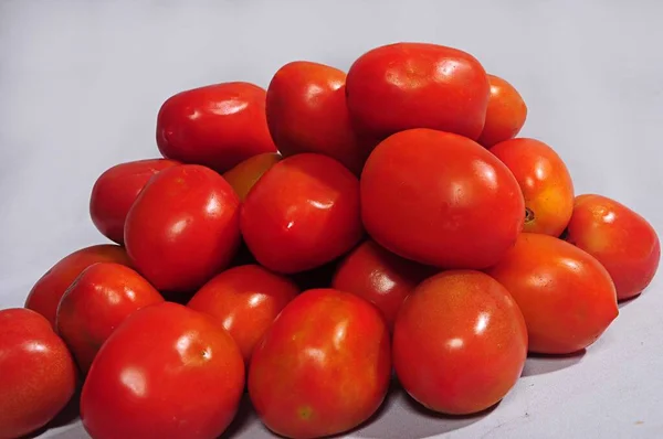 Horizontale Aufnahme Eines Stapels Roter Kirschtomaten Auf Weißem Hintergrund — Stockfoto