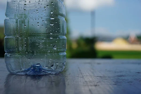 Doğal Olarak Bulanık Bir Arkaplanı Olan Boş Bir Şişesine Odaklanmış — Stok fotoğraf