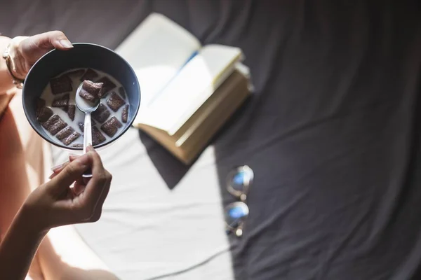 Uma Mulher Comendo Cereais Chocolate Leite — Fotografia de Stock