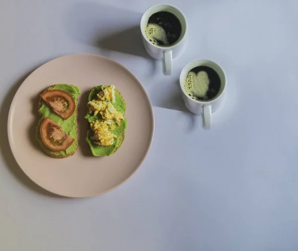 Высокоугольный Бутерброд Гуакамоле Помидорами Курицей Двумя Чашками Кофе — стоковое фото