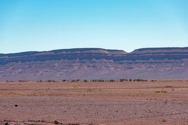 Uma Vista Das Montanhas Deserto Com Uma Paisagem Árida Contra — Fotografia de Stock