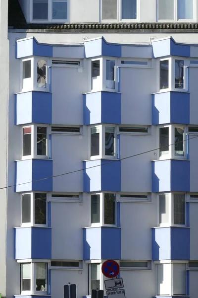 Edifício Residencial Azul Claro Com Janelas Triangulares Varandas — Fotografia de Stock