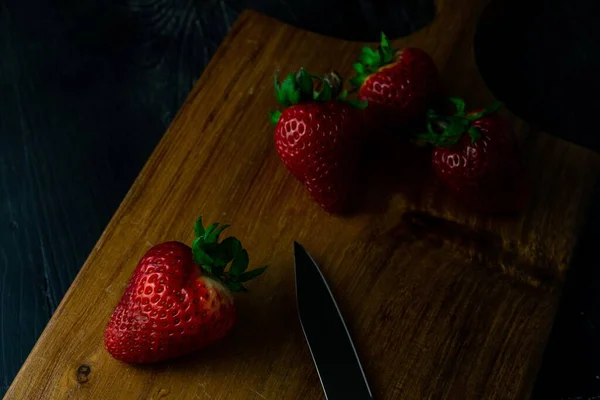 Primer Plano Fresas Frescas Maduras Cuchillo Una Tabla Madera — Foto de Stock