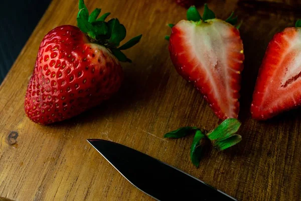 Top View Fresh Ripe Strawberries Sharp Knife Wooden Board — Stock Photo, Image