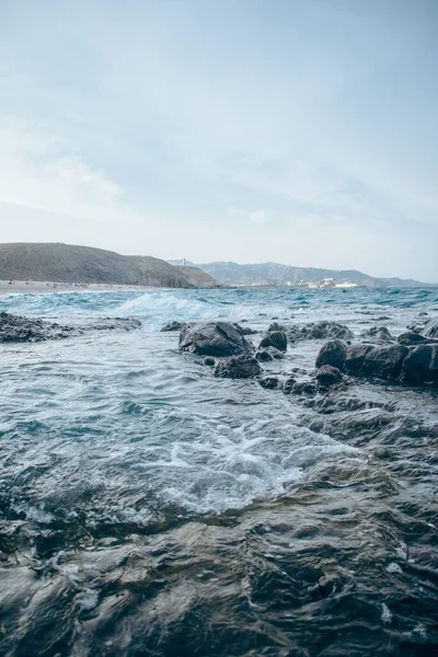 西班牙Playa Los Muertos海滩上的岩石和悬崖 — 图库照片