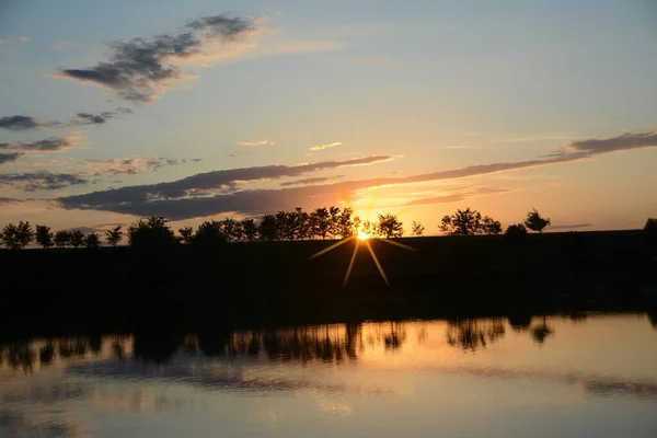 Una Hermosa Toma Puesta Sol Sobre Lago Con Siluetas Los — Foto de Stock