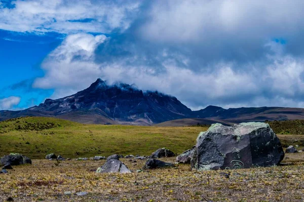 Las Rocas Las Montañas Campo Verde Bajo Cielo Nublado —  Fotos de Stock
