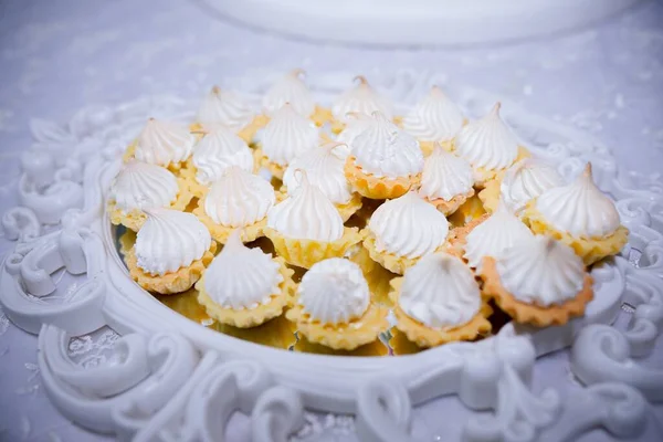 Una Toma Horizontal Deliciosas Tartaletas Con Crema Servida Una Bandeja —  Fotos de Stock