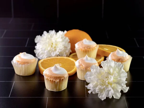 Primer Plano Pastelitos Dulces Rodajas Naranja Fresca Con Decoraciones Flores — Foto de Stock