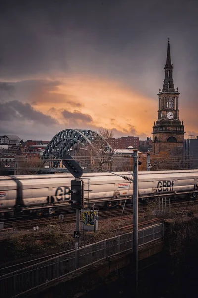 Una Vista Vertical Paisaje Urbano Con Puente Moderno Tren Carga —  Fotos de Stock