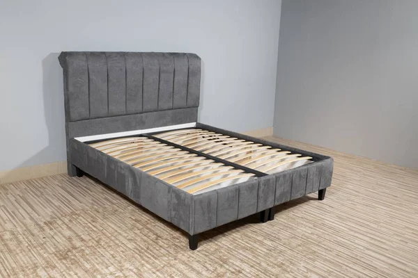 Una Cama Con Tapicería Tela Gris Marco Madera Sin Colchón —  Fotos de Stock