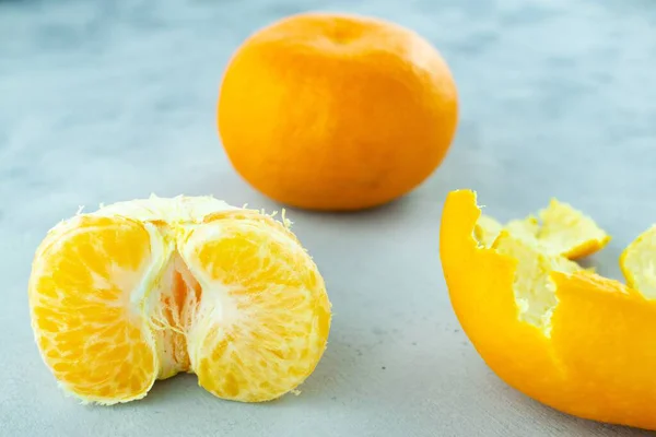 Primer Plano Mandarina Fresca Pelada Naranja Sobre Fondo Azul Claro — Foto de Stock