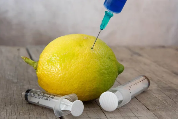 Selektiv Fokusbild Citron Med Fast Spruta Med Vätska Begreppet Genetisk — Stockfoto