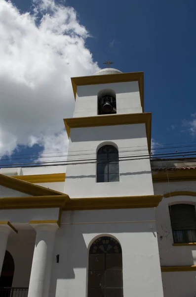 부에노스아이레스에 우리의 자비의 교회의 수직적 — 스톡 사진