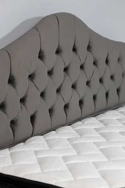 Plan Vertical Lit Avec Matelas Blanc Tête Lit Tissu Gris — Photo