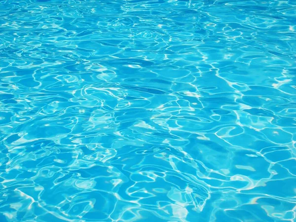 Una Toma Horizontal Agua Azul Claro Puro Una Piscina —  Fotos de Stock