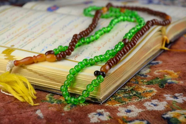 Знімок Тасбійських Молитовних Намистинок Поверх Книги Корану — стокове фото