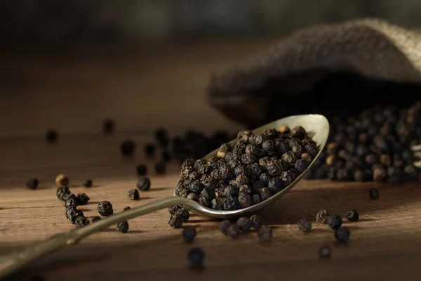 Een Close Shot Van Een Lepel Zwarte Peper Zaden Tafel — Stockfoto