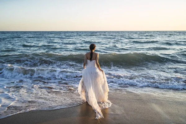 Brunette Kaukasische Bruid Nadert Zee Een Witte Trouwjurk — Stockfoto
