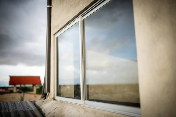 Horizontale Aufnahme Eines Kleinen Fensters Einem Ländlichen Gebäude Das Die — Stockfoto