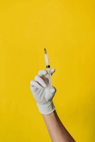 Médecin Tenant Une Seringue Sur Fond Jaune Concept Coronavirus — Photo