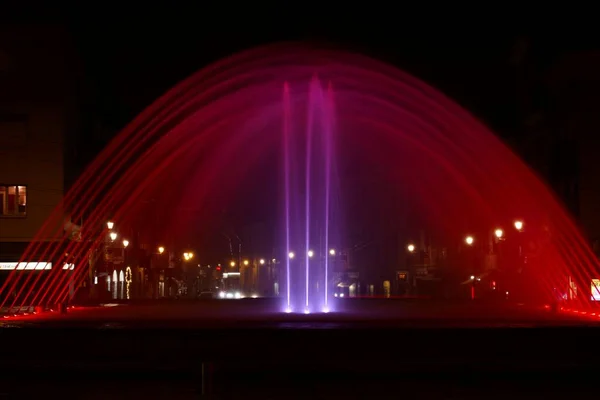 意大利帕尔马市中心的一座喷泉的特写镜头 拍摄时间是晚上 — 图库照片