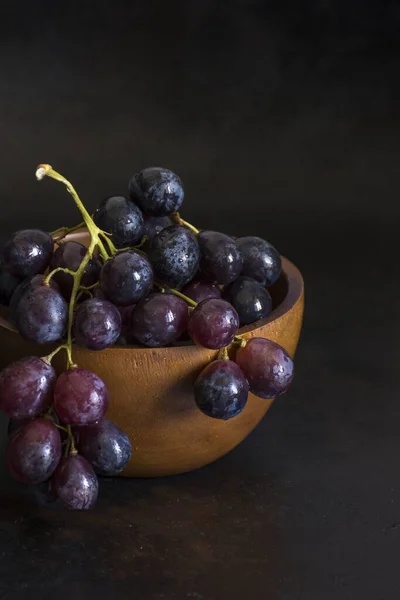 Крупный План Винограда Чаше Изолированной Черном Фоне — стоковое фото