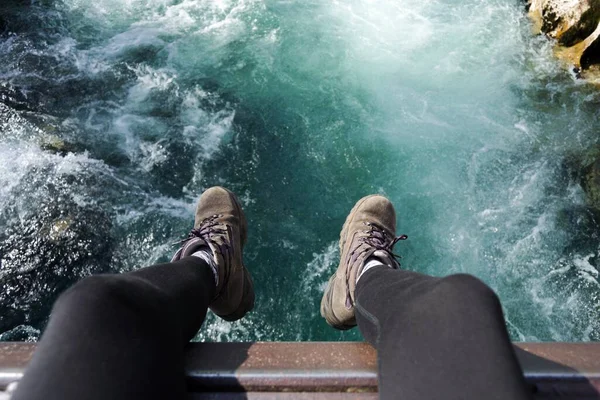 바다의 파도를 배경으로 여행자의 신발의 — 스톡 사진